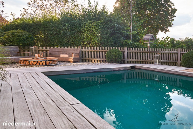 Moderner Garten mit Schwimmteich